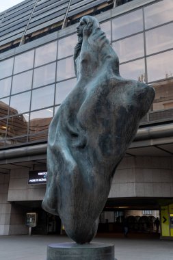 1983 yılından kalma yedi katlı bina, alüminyum kabuklu ve jöleli çelik bir çerçeveden yapılmış. Tiyatronun idari ofisi ve prova odası olarak hizmet vermektedir..