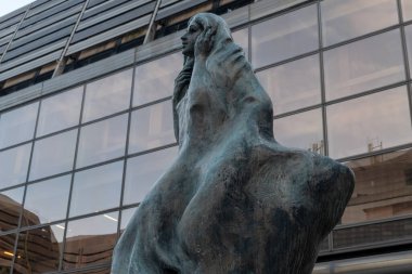 1983 yılından kalma yedi katlı bina, alüminyum kabuklu ve jöleli çelik bir çerçeveden yapılmış. Tiyatronun idari ofisi ve prova odası olarak hizmet vermektedir..