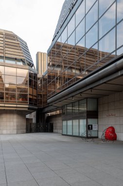 1983 yılından kalma yedi katlı bina, alüminyum kabuklu ve jöleli çelik bir çerçeveden yapılmış. Tiyatronun idari ofisi ve prova odası olarak hizmet vermektedir..