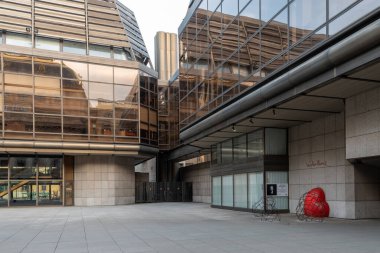 1983 yılından kalma yedi katlı bina, alüminyum kabuklu ve jöleli çelik bir çerçeveden yapılmış. Tiyatronun idari ofisi ve prova odası olarak hizmet vermektedir..