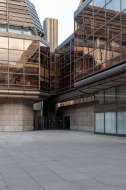 1983 yılından kalma yedi katlı bina, alüminyum kabuklu ve jöleli çelik bir çerçeveden yapılmış. Tiyatronun idari ofisi ve prova odası olarak hizmet vermektedir..