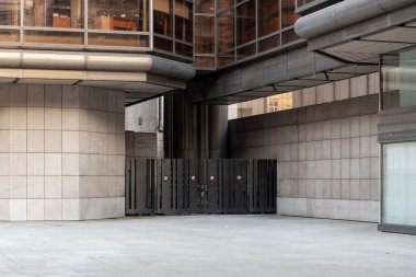 1983 yılından kalma yedi katlı bina, alüminyum kabuklu ve jöleli çelik bir çerçeveden yapılmış. Tiyatronun idari ofisi ve prova odası olarak hizmet vermektedir..