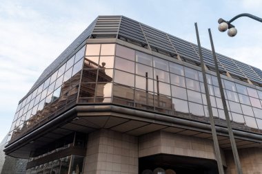 1983 yılından kalma yedi katlı bina, alüminyum kabuklu ve jöleli çelik bir çerçeveden yapılmış. Tiyatronun idari ofisi ve prova odası olarak hizmet vermektedir..