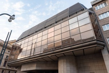 1983 yılından kalma yedi katlı bina, alüminyum kabuklu ve jöleli çelik bir çerçeveden yapılmış. Tiyatronun idari ofisi ve prova odası olarak hizmet vermektedir..