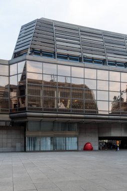 1983 yılından kalma yedi katlı bina, alüminyum kabuklu ve jöleli çelik bir çerçeveden yapılmış. Tiyatronun idari ofisi ve prova odası olarak hizmet vermektedir..