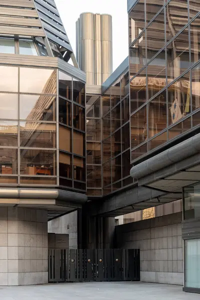 1983 yılından kalma yedi katlı bina, alüminyum kabuklu ve jöleli çelik bir çerçeveden yapılmış. Tiyatronun idari ofisi ve prova odası olarak hizmet vermektedir..