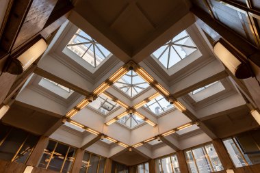 EGAP şirketine ait olan sarayın işlevsel binası 1927 ve 1929 yılları arasında inşa edilmiştir. Lucerna Sarayı 'nın geniş geçitleri ile bağlantılıdır..