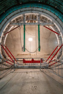 Kazı istasyonları Olbrachtova ve Pankrac D ve bitişik hat tünelleri turu. D metrosunun ilk bölümünün inşaatı sahnesinin arkasında. Yeraltı bölümü, kazı.