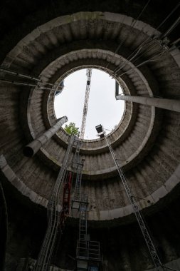 Kazı istasyonları Olbrachtova ve Pankrac D ve bitişik hat tünelleri turu. D metrosunun ilk bölümünün inşaatı sahnesinin arkasında. Yeraltı bölümü, kazı.