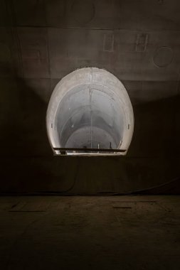 Kazı istasyonları Olbrachtova ve Pankrac D ve bitişik hat tünelleri turu. D metrosunun ilk bölümünün inşaatı sahnesinin arkasında. Yeraltı bölümü, kazı.