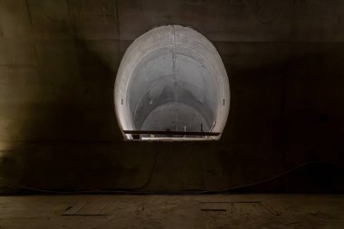 Kazı istasyonları Olbrachtova ve Pankrac D ve bitişik hat tünelleri turu. D metrosunun ilk bölümünün inşaatı sahnesinin arkasında. Yeraltı bölümü, kazı.