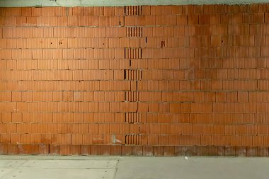 Kazı istasyonları Olbrachtova ve Pankrac D ve bitişik hat tünelleri turu. D metrosunun ilk bölümünün inşaatı sahnesinin arkasında. Yeraltı bölümü, kazı.