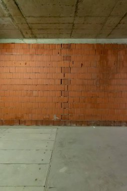 Kazı istasyonları Olbrachtova ve Pankrac D ve bitişik hat tünelleri turu. D metrosunun ilk bölümünün inşaatı sahnesinin arkasında. Yeraltı bölümü, kazı.