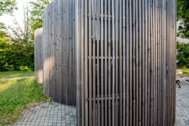 Binanın organik şekilleri umumi tuvalet algısına tamamen ters düşüyor. Üç kesişen çemberden oluşuyor. Tamamen ahşap sopalarla kaplı..