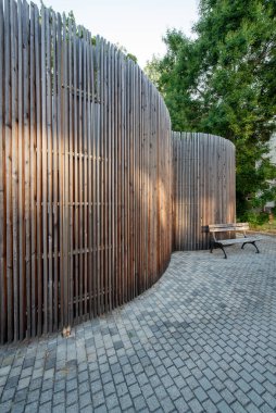 Binanın organik şekilleri umumi tuvalet algısına tamamen ters düşüyor. Üç kesişen çemberden oluşuyor. Tamamen ahşap sopalarla kaplı..