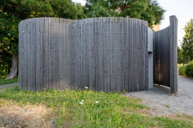 Binanın organik şekilleri umumi tuvalet algısına tamamen ters düşüyor. Üç kesişen çemberden oluşuyor. Tamamen ahşap sopalarla kaplı..