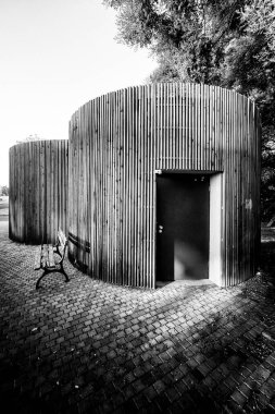 Binanın organik şekilleri umumi tuvalet algısına tamamen ters düşüyor. Üç kesişen çemberden oluşuyor. Tamamen ahşap sopalarla kaplı..