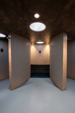 Binanın organik şekilleri umumi tuvalet algısına tamamen ters düşüyor. Üç kesişen çemberden oluşuyor. Tamamen ahşap sopalarla kaplı..