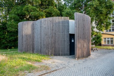 Binanın organik şekilleri umumi tuvalet algısına tamamen ters düşüyor. Üç kesişen çemberden oluşuyor. Tamamen ahşap sopalarla kaplı..