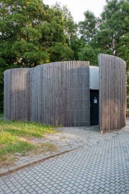 Binanın organik şekilleri umumi tuvalet algısına tamamen ters düşüyor. Üç kesişen çemberden oluşuyor. Tamamen ahşap sopalarla kaplı..