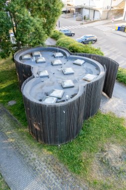 Binanın organik şekilleri umumi tuvalet algısına tamamen ters düşüyor. Üç kesişen çemberden oluşuyor. Tamamen ahşap sopalarla kaplı..