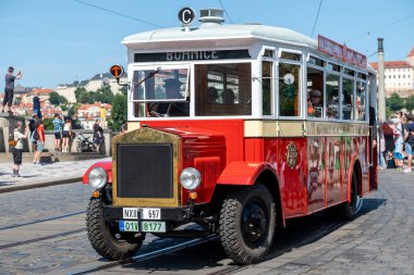 Prag Şehri Taşımacılık Şirketi 'nin yol koleksiyonundaki en eski müze aracı, orijinal plakası olan ve lakabı Tıkanıklık olan Koda 506 N otobüsüdür..