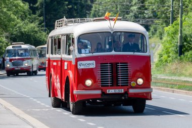 1948 'de orduya katılmış, 1955' te kapatılmış. Sonra mobil bir kütüphaneye dönüştürüldü ve bir yarış arabası taşıdı. 2010 yılından bu yana tarihi araç koleksiyonuna dahil.