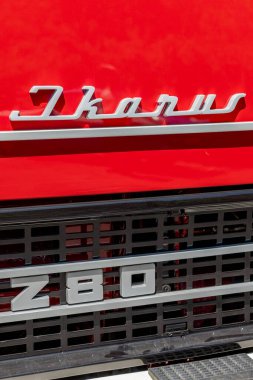 1971 'den 2002' ye kadar İkarus tarafından üretilen Macarca eklemli bir otobüs. Çek Cumhuriyeti 'nde, şehir versiyonu kırmızı-kahverengi rengi ve Macaristan kökenli olması nedeniyle Cabajka olarak adlandırılmıştır..