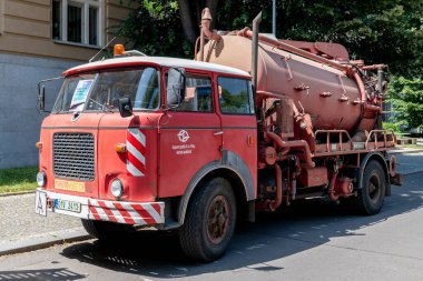 DPP tarihi iş aracı, işlevsel, teknik, bakım veya hizmet amaçlı ve tramvay, troleybüs veya otobüs ağının işlevselliğini ve güvenliğini sağlamak için tasarlanmış özel bir araçtır..