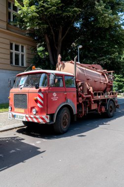 DPP tarihi iş aracı, işlevsel, teknik, bakım veya hizmet amaçlı ve tramvay, troleybüs veya otobüs ağının işlevselliğini ve güvenliğini sağlamak için tasarlanmış özel bir araçtır..