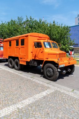 DPP tarihi iş aracı, işlevsel, teknik, bakım veya hizmet amaçlı ve tramvay, troleybüs veya otobüs ağının işlevselliğini ve güvenliğini sağlamak için tasarlanmış özel bir araçtır..