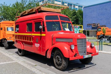 DPP tarihi iş aracı, işlevsel, teknik, bakım veya hizmet amaçlı ve tramvay, troleybüs veya otobüs ağının işlevselliğini ve güvenliğini sağlamak için tasarlanmış özel bir araçtır..