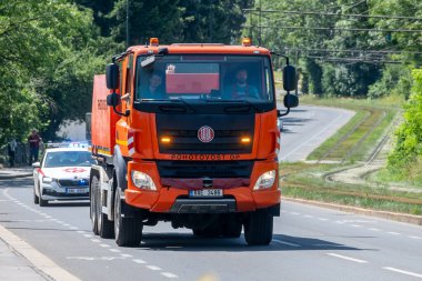 DPP iş aracı, işlevsel, teknik, bakım veya hizmet amaçlı ve tramvay, troleybüs veya otobüs ağının işlevselliğini ve güvenliğini sağlamak için tasarlanmış özel bir araçtır..