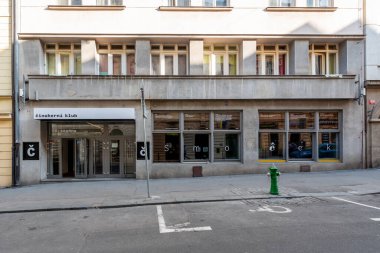 Yakın sahne, oda sahnesi ve güçlü oyunculuk geleneğiyle tanınan ünlü bir Prag tiyatrosu. 1960 'lardan kalma tipik bir modernist iç mimariye sahip tarihi bir binada yer almaktadır..