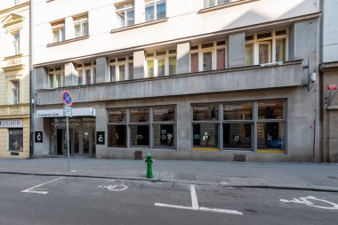 Yakın sahne, oda sahnesi ve güçlü oyunculuk geleneğiyle tanınan ünlü bir Prag tiyatrosu. 1960 'lardan kalma tipik bir modernist iç mimariye sahip tarihi bir binada yer almaktadır..