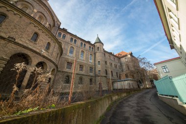 Aziz Gabriel Manastırı Beuron Cemaati 'nin Benedictine rahibelerinin eski bir dini evidir. Bölgede ilk olarak Bakire Meryem 'in Anonsları manastırı yer aldı..
