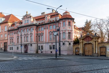 Ev 14. yüzyıldan kalma bir Barok köşkü. Birçok kişi, Prag 'ı hiç ziyaret etmemesine rağmen orada bir simyacı, astrolog ve sihirbaz olan Dr. Johann Georg Faust' un yaşadığını varsayıyor.. 