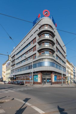 Sokolovska ve Ke Stvanici Caddesi 'nin köşesindeki sarayda. Zemin katta bir tasarruf bankasının şubesi vardı ve hala da var. Bodrumda aynı isimde bir sinema var..