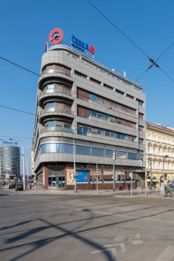 Sokolovska ve Ke Stvanici Caddesi 'nin köşesindeki sarayda. Zemin katta bir tasarruf bankasının şubesi vardı ve hala da var. Bodrumda aynı isimde bir sinema var..