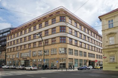 Yapımcı bina 1930 'da inşa edildi. Tasarımın yazarı mimar Adolf Foehr ve Avusturyalı sigorta şirketi Donau 'nun genel merkezi olarak inşa edilmiştir..