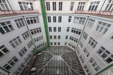 Yapımcı bina 1930 'da inşa edildi. Tasarımın yazarı mimar Adolf Foehr ve Avusturyalı sigorta şirketi Donau 'nun genel merkezi olarak inşa edilmiştir..