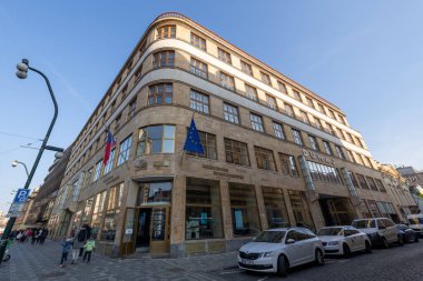 Yapımcı bina 1930 'da inşa edildi. Tasarımın yazarı mimar Adolf Foehr ve Avusturyalı sigorta şirketi Donau 'nun genel merkezi olarak inşa edilmiştir..