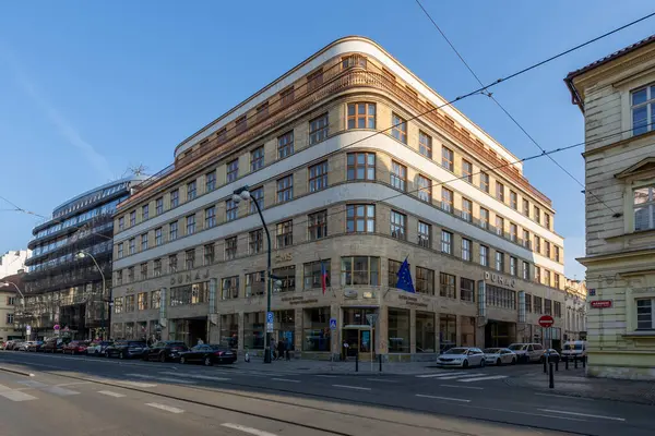 Yapımcı bina 1930 'da inşa edildi. Tasarımın yazarı mimar Adolf Foehr ve Avusturyalı sigorta şirketi Donau 'nun genel merkezi olarak inşa edilmiştir..