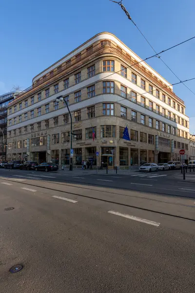 Yapımcı bina 1930 'da inşa edildi. Tasarımın yazarı mimar Adolf Foehr ve Avusturyalı sigorta şirketi Donau 'nun genel merkezi olarak inşa edilmiştir..