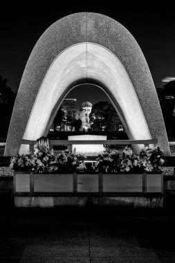 Atom bombası Hiroşima 'da patladıktan sonra ayakta kalan en yakın yapı Atomik Kubbe' ydi. Patlamadan hemen sonra hala aynı durumda tutuluyor..