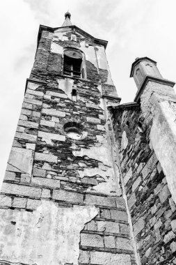 Her gün, düzinelerce beyaz giysili şahıs, tahta sıralarda sessizce oturur ve başları eğik, alçakgönüllülükle Tanrı 'ya dua ederler. Lukova 'nın eski sakinlerini temsil eden beyaz figürler..