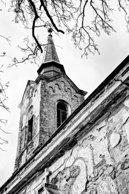 Her gün, düzinelerce beyaz giysili şahıs, tahta sıralarda sessizce oturur ve başları eğik, alçakgönüllülükle Tanrı 'ya dua ederler. Lukova 'nın eski sakinlerini temsil eden beyaz figürler..