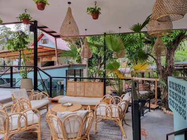 Panama, Boquete kasabası, terasta bambu salonu, panoramik manzara. Çekim 28 Mayıs 2022