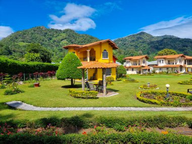 Panama, Boquete, Alto Lino, 20 Aralık 2022, volkanik tepeler arasında tropik bahçeli bir ev.