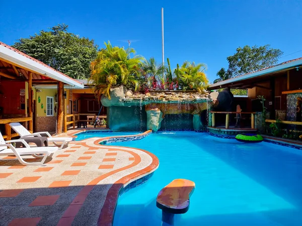 巴拿马 拉斯拉哈斯 一个有瀑布的餐厅和酒店的游泳池 — 图库照片